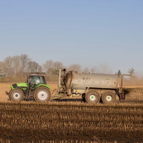 Zdjęcie: CBAM dla nawozów i chemikaliów: koszty dla rolników i producentów