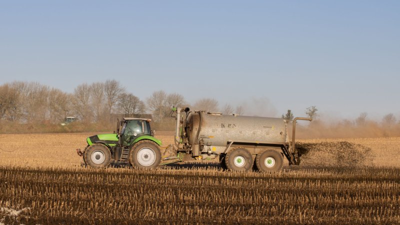 Zdjęcie: CBAM dla nawozów i chemikaliów: koszty dla rolników i producentów